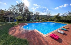 un'immagine di una piscina in un cortile di Gorgeous Home In Monte San Savino With Kitchen a Monte San Savino
