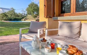 un tavolo con un vassoio di croissant su un patio di Gorgeous Home In Monte San Savino With Kitchen a Monte San Savino