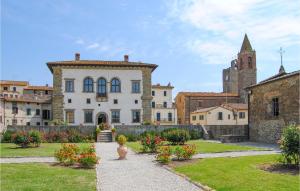 un grande edificio con una chiesa sullo sfondo di Gorgeous Home In Monte San Savino With Kitchen a Monte San Savino