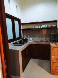 - une cuisine avec un évier et un comptoir dans l'établissement Private house, à Ubud
