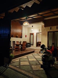 - un salon avec une table et une moto dans l'établissement Private house, à Ubud