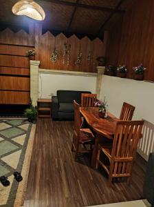 - une salle à manger avec une table, des chaises et un canapé dans l'établissement Private house, à Ubud