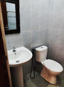 La salle de bains est pourvue de toilettes et d'un lavabo. dans l'établissement Private house, à Ubud