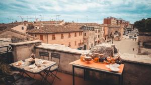 due tavoli su un balcone con vista sulla città di arco augusto a Fano