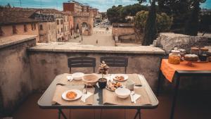 einen Tisch mit Speisen auf einem Balkon mit Aussicht in der Unterkunft arco augusto in Fano