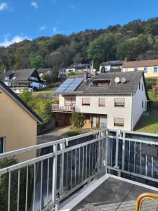 einen Balkon mit Blick auf ein Haus in der Unterkunft Ferienwohnung Sabine in Annweiler am Trifels