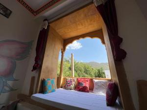 Postel nebo postele na pokoji v ubytování Hotel Pushkar Golden Haveli + 37 fotografií