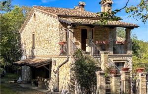 una vieja casa de piedra con una puerta delante en La Casa Nel Bosco, en San Massimo