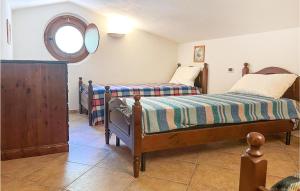 1 dormitorio con 2 camas y espejo en La Casa Nel Bosco, en San Massimo