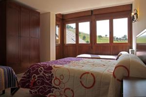 1 dormitorio con cama y ventana grande en Apartamentos Irati Garralda en Garralda