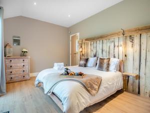 um quarto com uma cama grande e uma cabeceira em madeira em Stillwater em Rockland Saint Peter