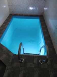 una piscina con illuminazione blu in bagno di Нова квартира a Poltava