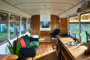 cocina y sala de estar en una cabaña en Coffee Grounds - The Bus, en Coffee Camp
