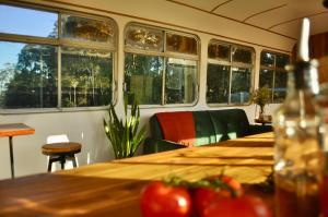 Pokój ze stołem i oknami w obiekcie Coffee Grounds - The Bus w mieście Coffee Camp