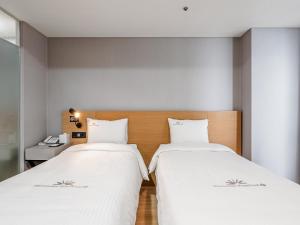 Postel nebo postele na pokoji v ubytování Haeundae Seacloud Hotel Residence