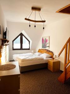 哈拉霍夫的住宿－Pension Mona，一间卧室设有一张大床和一个窗户。