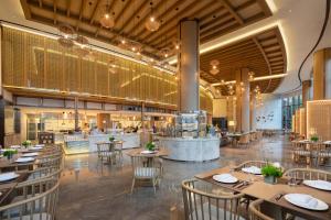 a restaurant with tables and chairs and a bar at Crowne Plaza Zhoushan Seaview, an IHG Hotel in Zhoushan