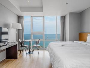 Postel nebo postele na pokoji v ubytování Haeundae Seacloud Hotel Residence