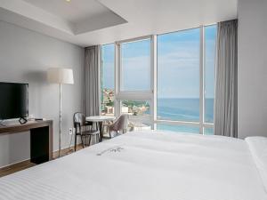Postel nebo postele na pokoji v ubytování Haeundae Seacloud Hotel Residence