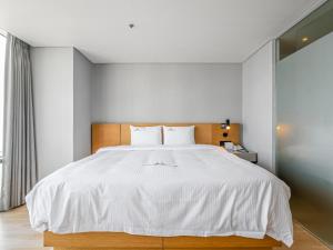 Postel nebo postele na pokoji v ubytování Haeundae Seacloud Hotel Residence