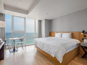 Postel nebo postele na pokoji v ubytování Haeundae Seacloud Hotel Residence