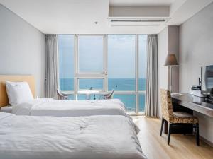 Postel nebo postele na pokoji v ubytování Haeundae Seacloud Hotel Residence