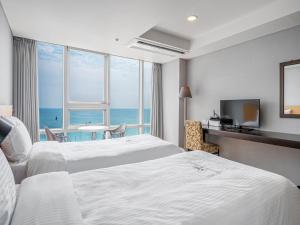 Postel nebo postele na pokoji v ubytování Haeundae Seacloud Hotel Residence