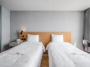 Postel nebo postele na pokoji v ubytování Haeundae Seacloud Hotel Residence