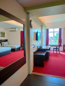 Habitación de hotel con sala de estar en OMAR BB STUDIO en Kota Bharu