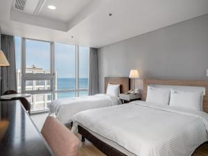 Postel nebo postele na pokoji v ubytování Haeundae Seacloud Hotel Residence