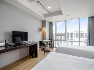 TV a/nebo společenská místnost v ubytování Haeundae Seacloud Hotel Residence