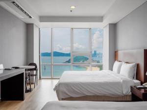 Postel nebo postele na pokoji v ubytování Haeundae Seacloud Hotel Residence
