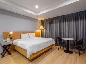 Postel nebo postele na pokoji v ubytování Haeundae Seacloud Hotel Residence