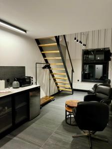salon ze schodami, stołem i krzesłami w obiekcie Motława Riverside Apartments w Gdańsku