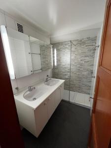 a bathroom with two sinks and a shower at "Petit flocon" Appartement au centre de Verbier in Verbier