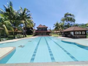 een zwembad in het resort met een prieel bij KK Kiansom Retreat in Kota Kinabalu