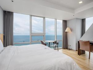 Postel nebo postele na pokoji v ubytování Haeundae Seacloud Hotel Residence