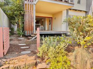 Zahrada ubytování Cosy Apartment at Sebel Twin Waters Resort w Private Garden - 2 Mins Walk to Beach & River