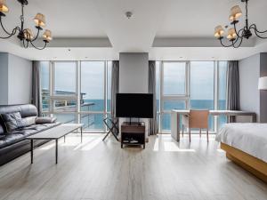 Postel nebo postele na pokoji v ubytování Haeundae Seacloud Hotel Residence
