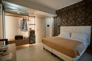 Castrichella Boutique Hotel Rome Airport في فيوميتشينو: غرفة نوم بسرير كبير وحمام