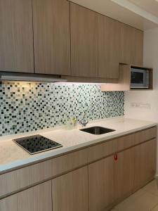 Una cocina o kitchenette en 1 Bedroom Executive Suite apartment at The H Tower Kuningan Jakarta by Lorenso