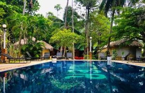 una piscina en un complejo con agua azul en The Relax Resort, en Ko Pha Ngan