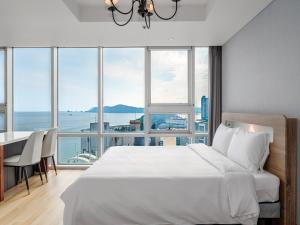Postel nebo postele na pokoji v ubytování Haeundae Seacloud Hotel Residence