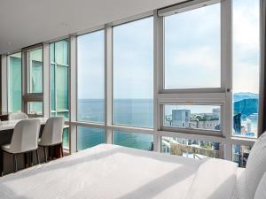 Postel nebo postele na pokoji v ubytování Haeundae Seacloud Hotel Residence