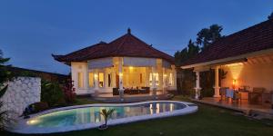 una casa con piscina en el patio en Bali Canggu 3 bdr villa Pool Garden, Discounted en Kerobokan