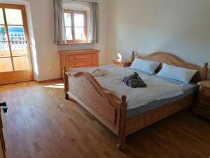 een slaapkamer met een bed met een rugzak erop bij Ferienhaus Region Tegernsee in Miesbach