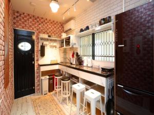 uma cozinha com um balcão e bancos num quarto em LIFT IN HAKUBA GORYU - Vacation STAY 73232v em Iida