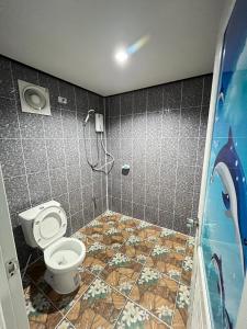 a bathroom with a shower with a toilet in it at แป๊ะชวนชิมรีสอร์ท สาขา 2 in Sirindhorn