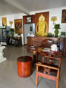 um quarto com uma mesa de madeira e uma cadeira em Mano boutique sun shine em Luang Prabang