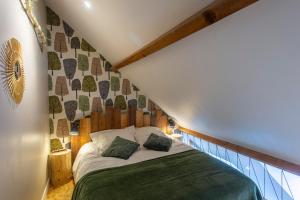 een slaapkamer met een bed op zolder bij un Nid en Ville -Amiens Centre ville avec Parking in Amiens